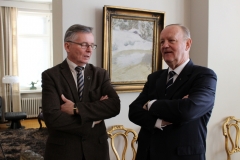 Presidentti Kekkosen muotokuvan, Ilja Glazunov (1973) luovutus Tamminiemeen